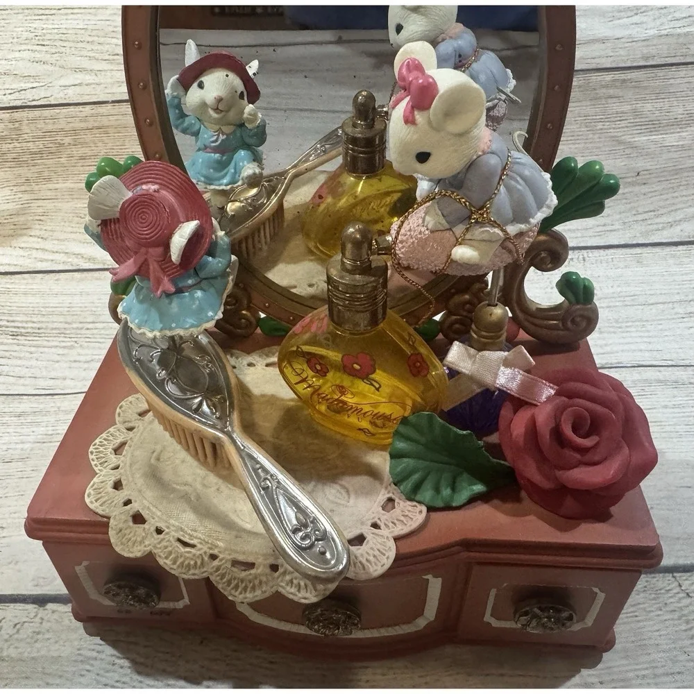 Vintage Lustre Fame Mouse Small World Little Dresser Vanity Music Box SEE VIDEO
